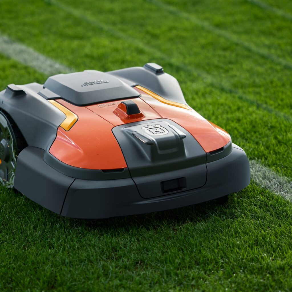 Husqvarna Rasenroboter auf Fußballplatz